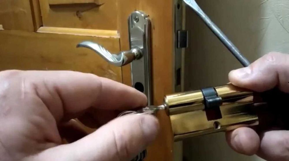 Skręcanie mebli, naprawa okien i drzwi