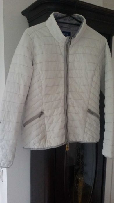 Pikowana kurteczka Cecil M lamówki, przeszycia