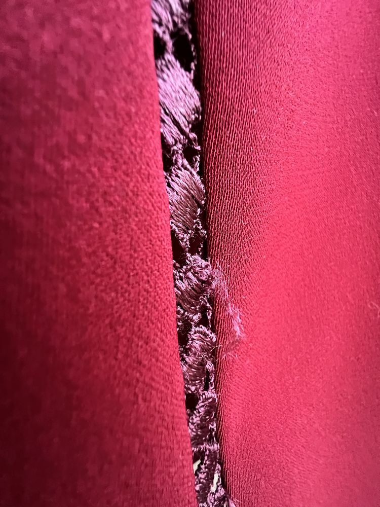 Elegancka spódnica burgundowa z koronkowymi wstawkami
