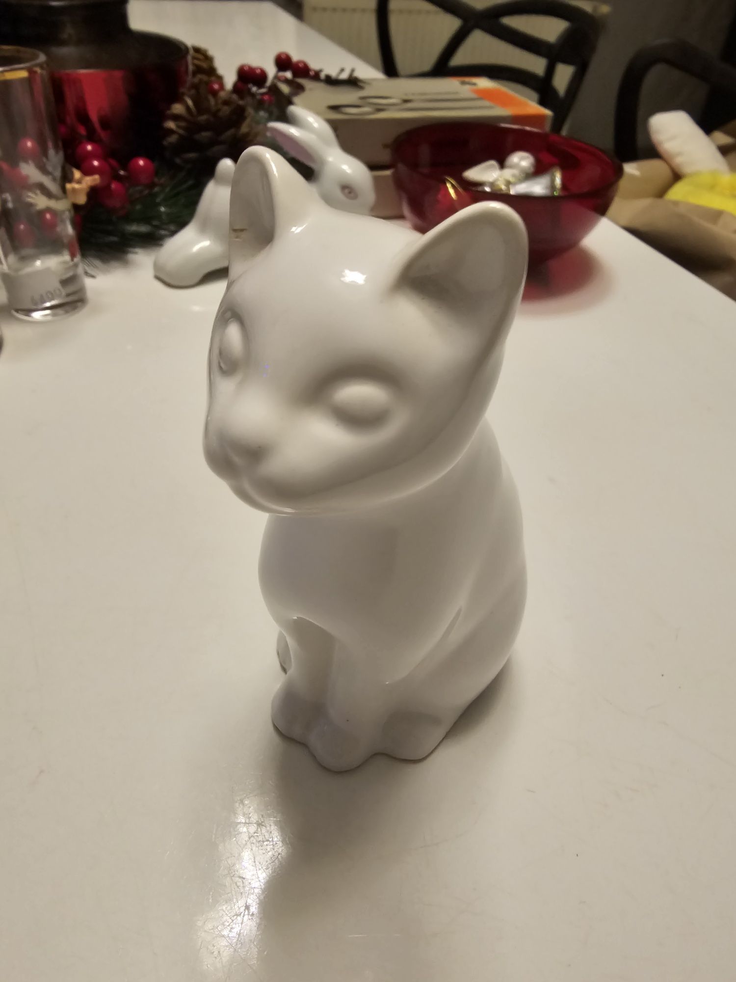 Porcelanowa stara figurka kota .