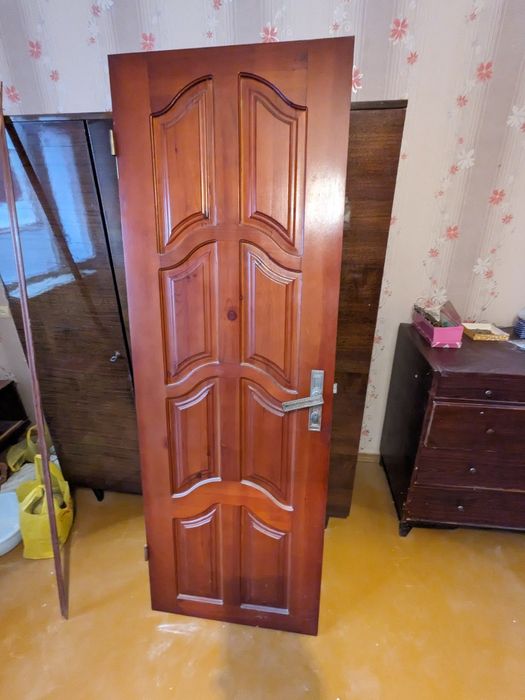 Входная дверь с коробом дерево