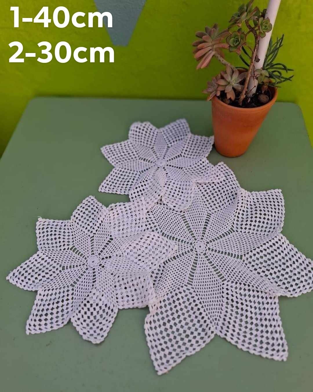 conjuntos de três naperons crochet Artesanal 
7.5 € cada conjunto 
(