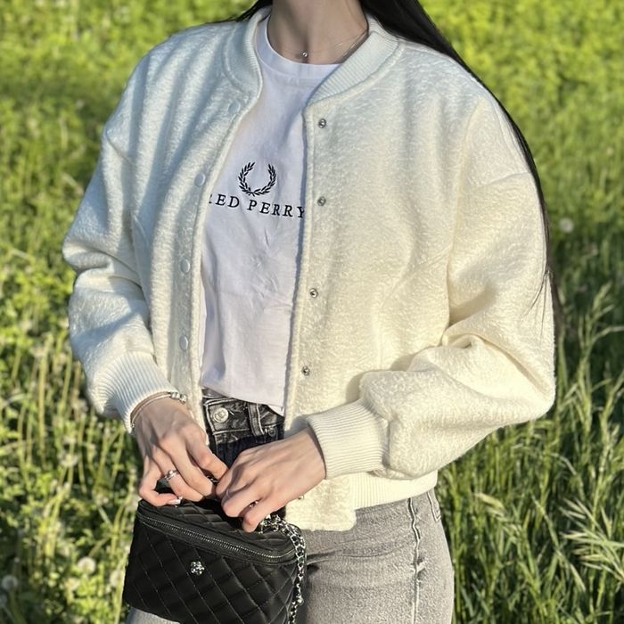 Білий бомбер на підкладці