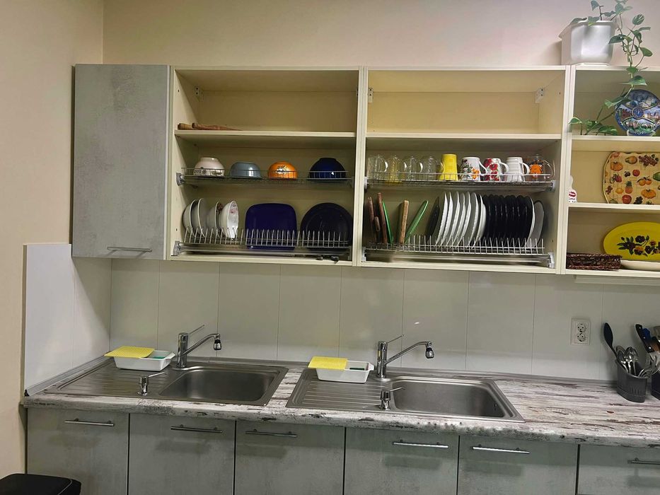 Сучасний хостел у Голосіївському р-ні – зручний вхід, перший поверх.