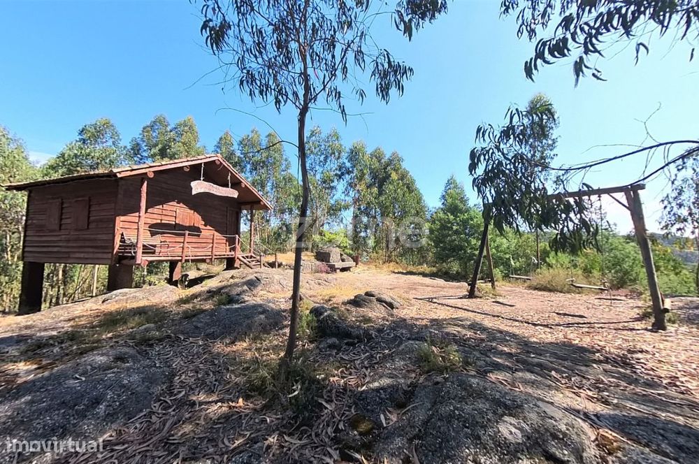 Terreno florestal de 18600 m2 com vistas panorâmicas.