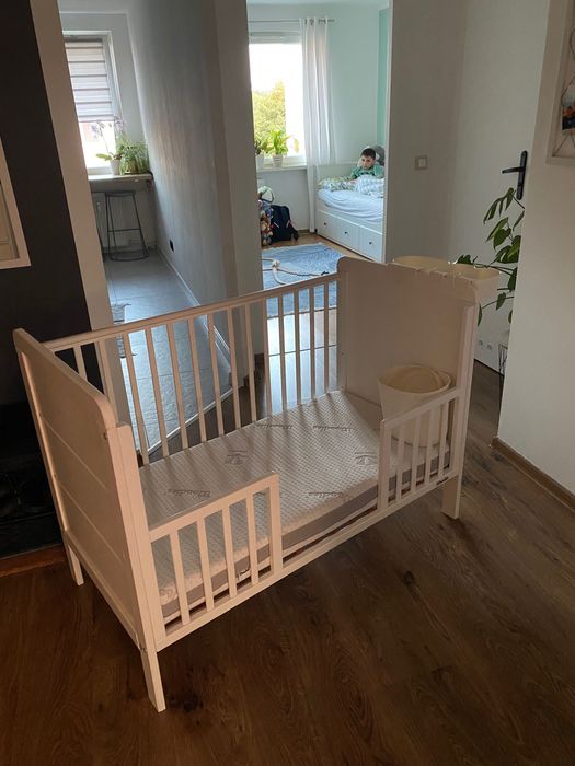 Łóżeczko woodies z materacem woodies przewijakiem i dodatkowa barierka