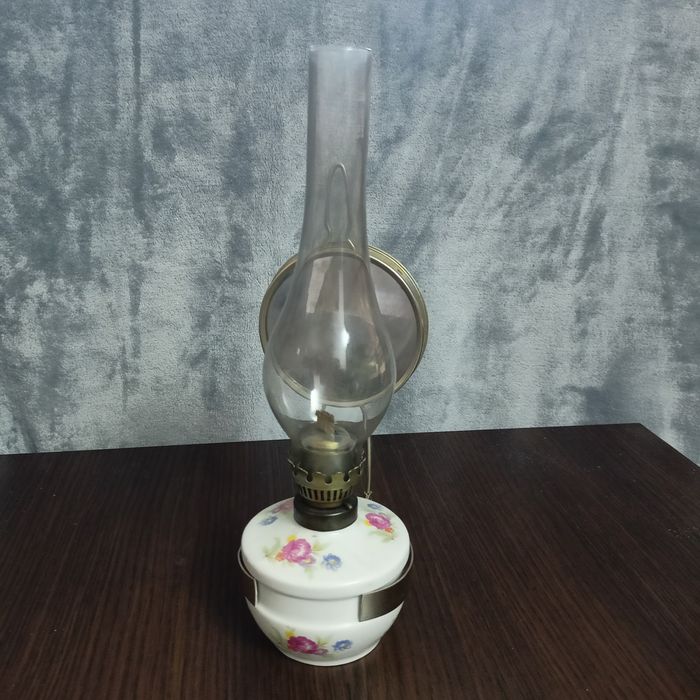 Lampka naftowa z lusterkiem