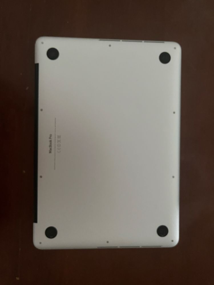 MacBook Pro com carregador