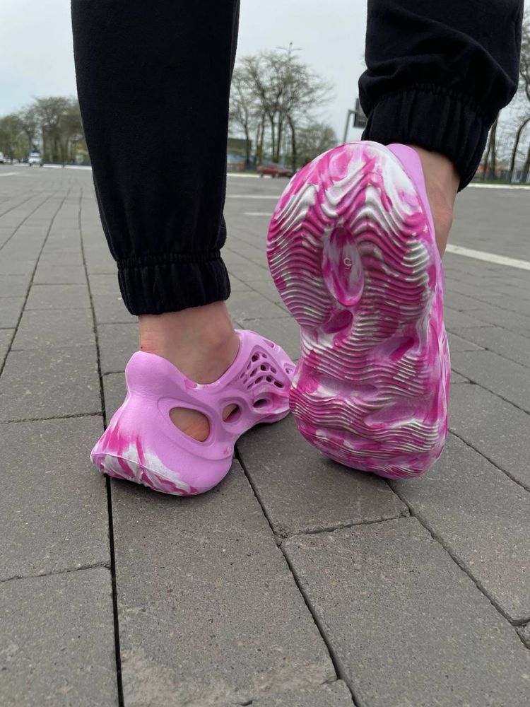 Жіночі розові шльопанці-сланці Yeezy Foam Runner Pink кроссовки