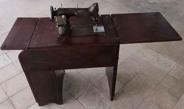 maquina de costura elétrica antiga com móvel new home - USA