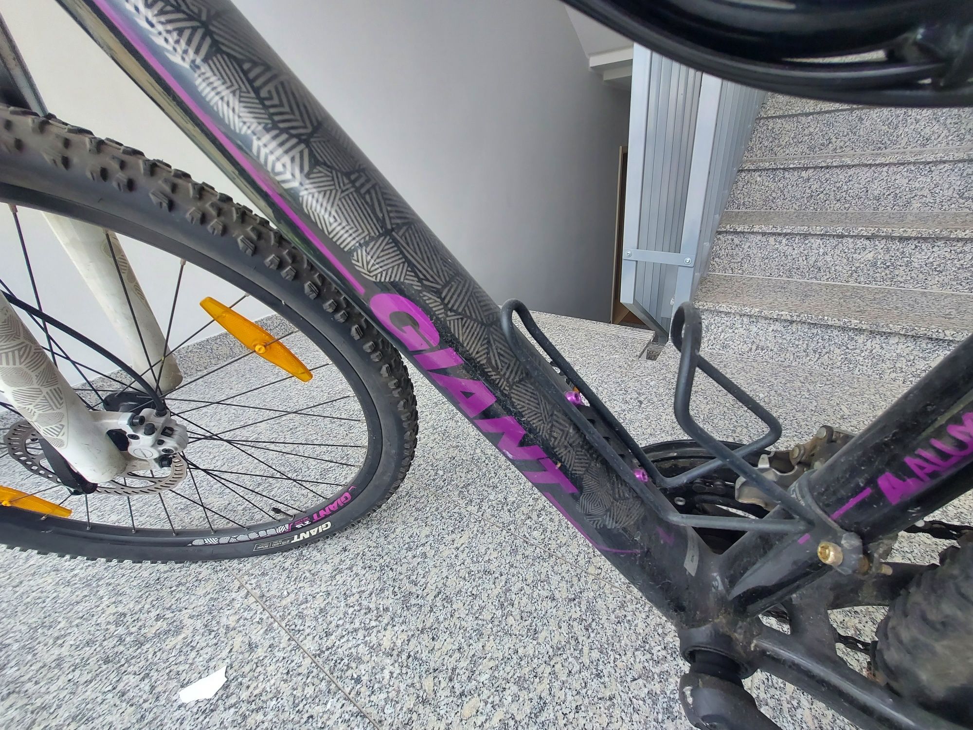 Sprzedam Rower Damski Giant Tempt – Idealny na Szlaki i Miasto!