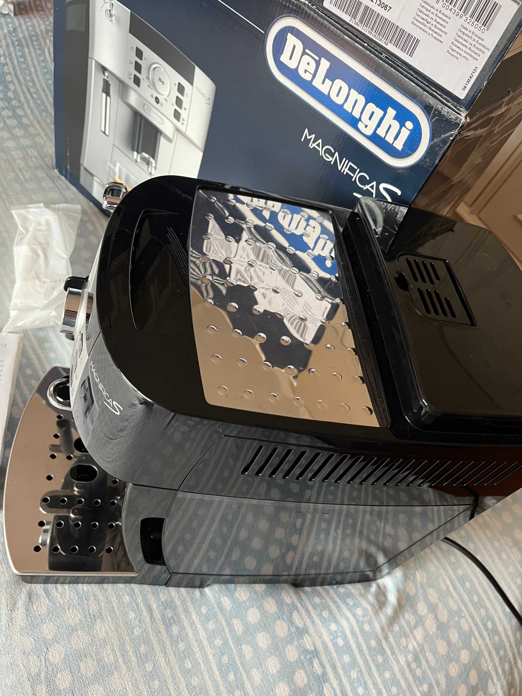 Máquina de Café DeLonghi  Magnifica S Preta