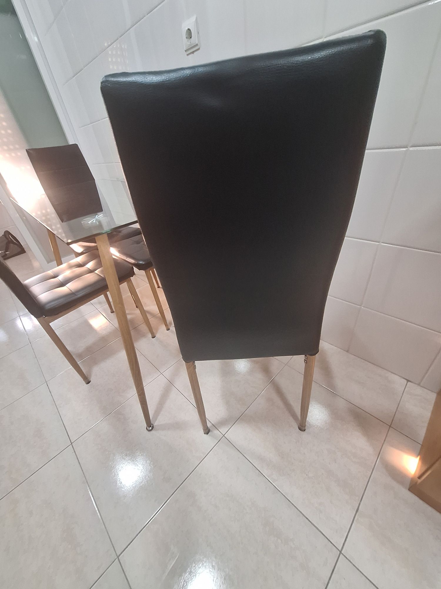 Conjunto de mesa e 4 cadeiras