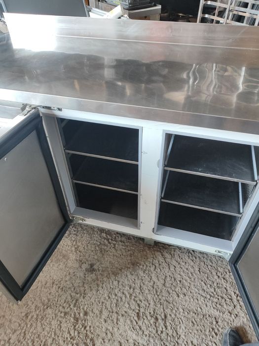 Холодильный стол из нержавейки. Витрины. Лари