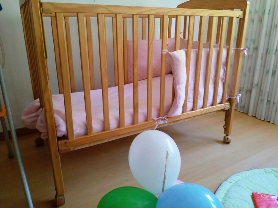 Berço madeira com rodas – excelente estado