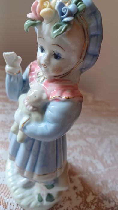 Porcelanowa dziewczynka z misien