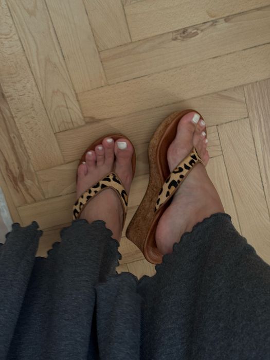 Босоніжки на платформі UGG.