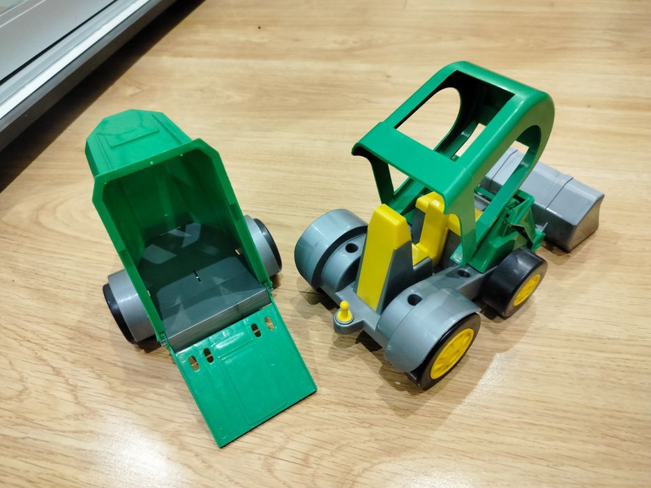 Машини будівельні, трактори великі з рухомими частинами