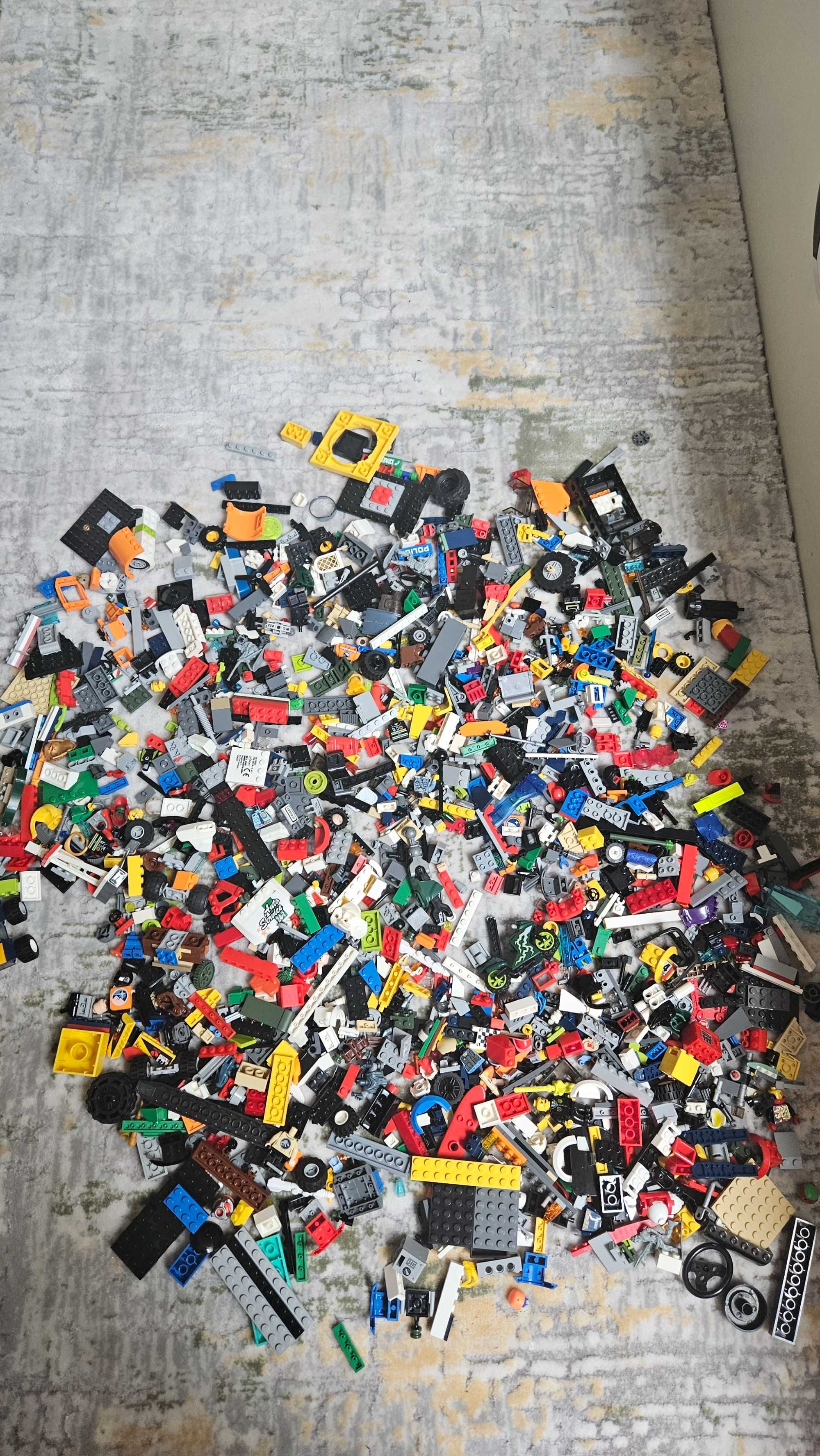 Klocki LEGO w duzej glowie LEGO + dwa samochody