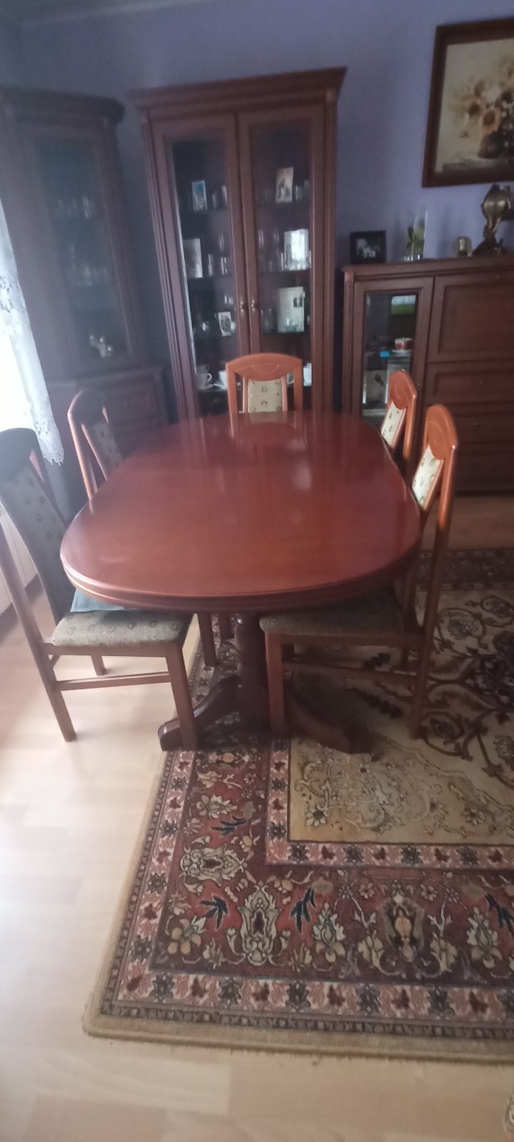 Stół z krzesłami
