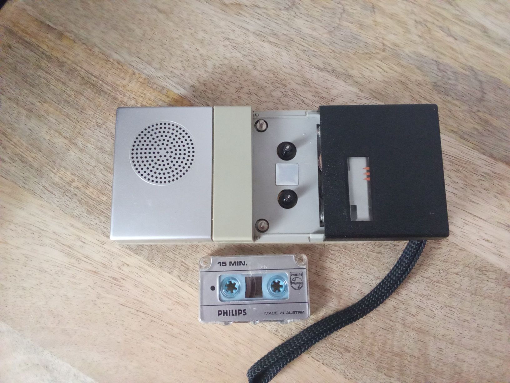 Stary retro dyktafon magnetofon kasetowy PHILIPS LFH 0085/15 vintage