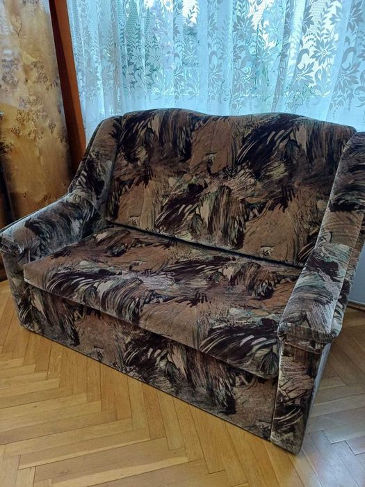Sofa rozkładana z skrzynią.