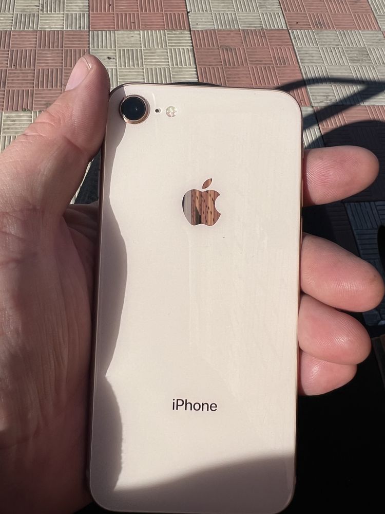 iphone 8 , залочений, работает с рсі карткою.