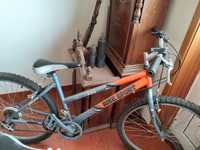 Bicicleta cinza e laranja