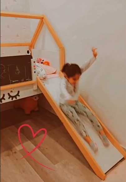 Cama casinha com escorrega e quadro de giz + colchão