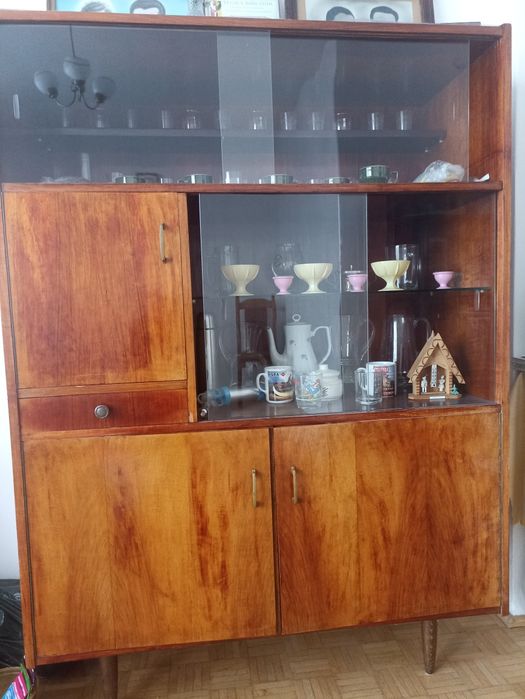 Stary wielofunkcyjny kredens.