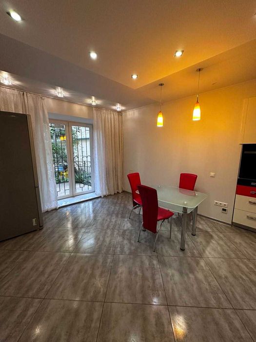 Сдам длительно 3-комнатную квартиру в центре!