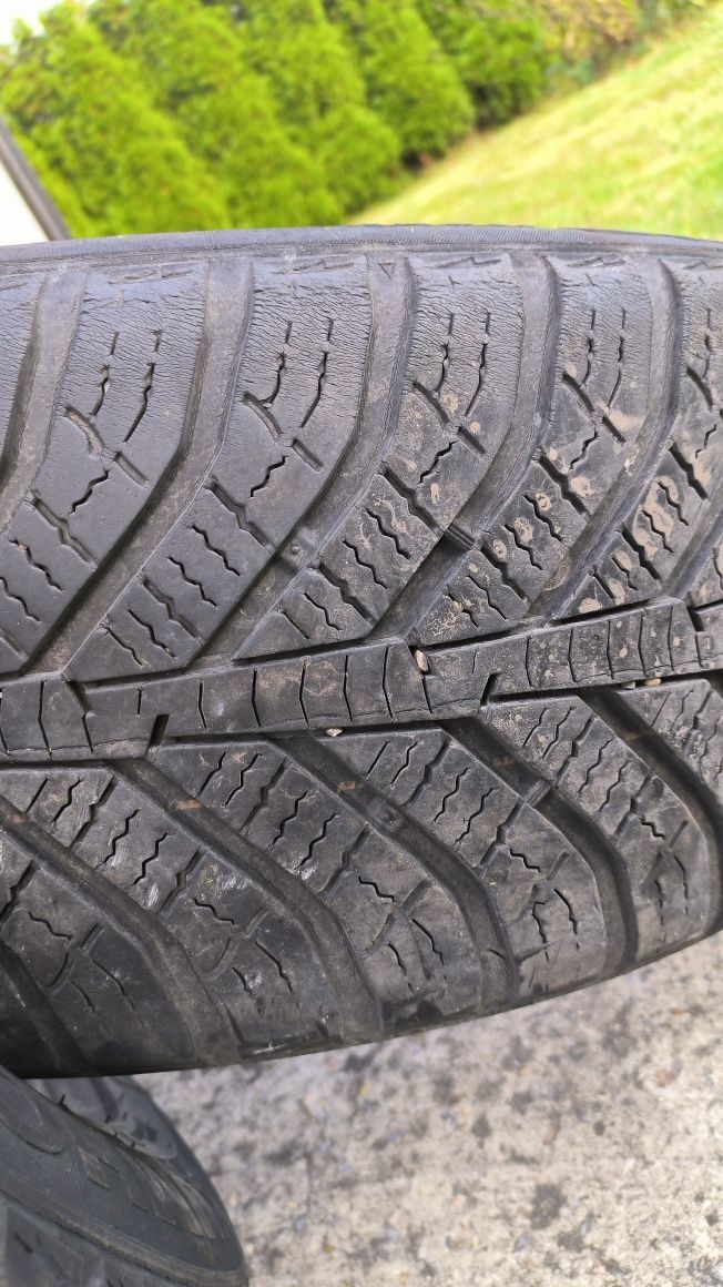 Kumho Solus 215 55 r 17  opona wielosezonowa bieżnik do 6 mm