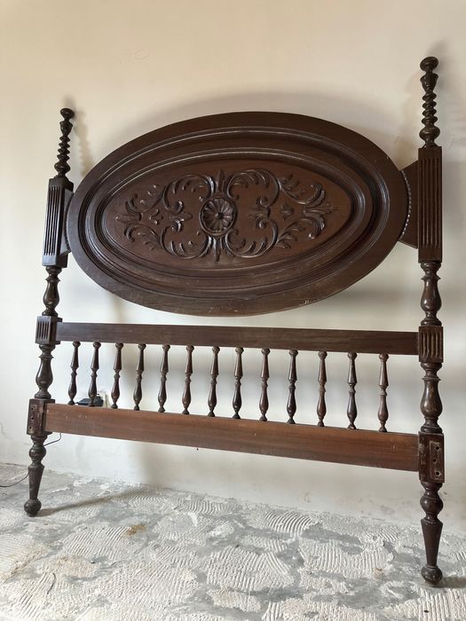 Cama antiga em madeira maciça