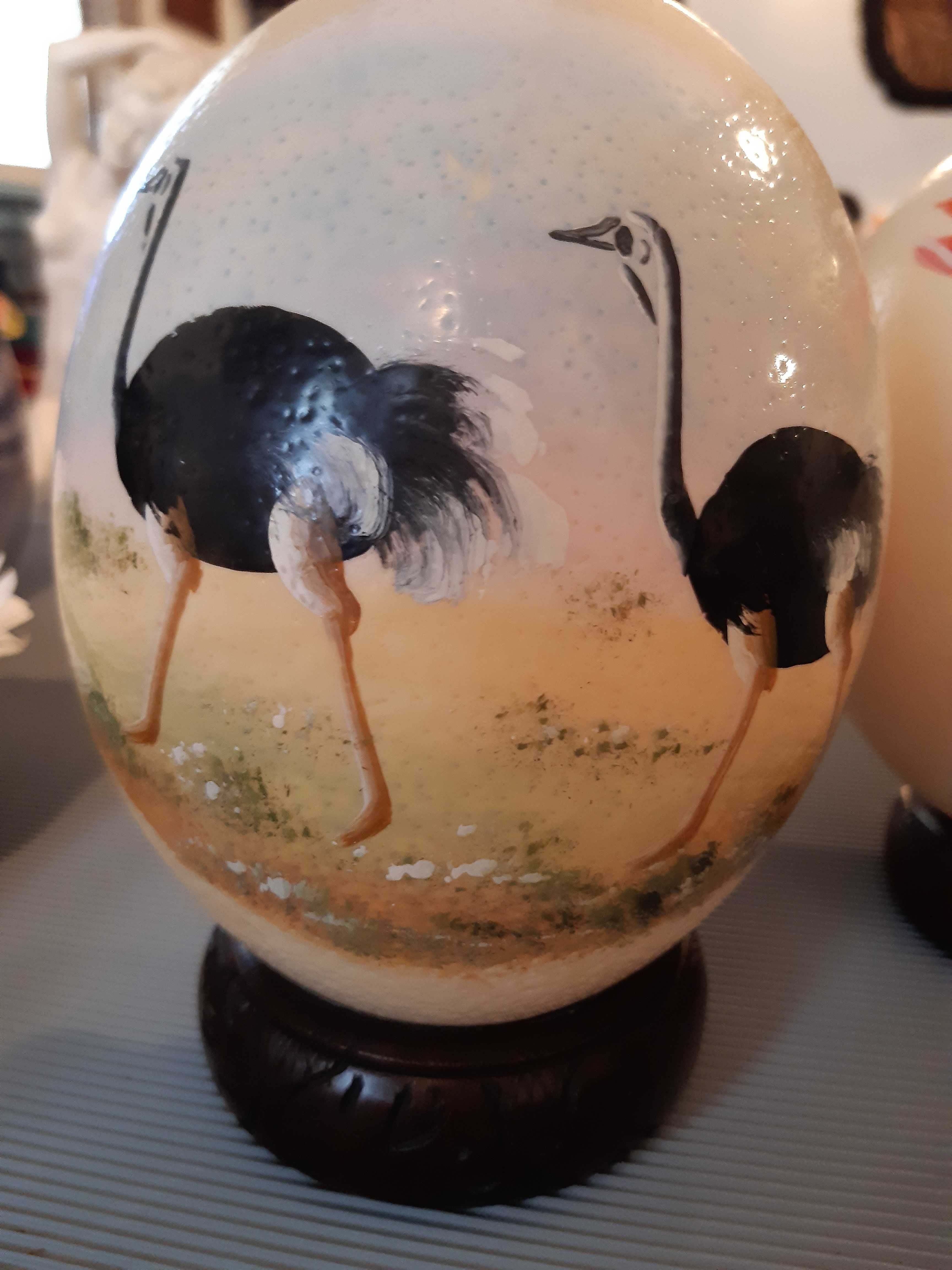 Artesanato antigo ovos de avestruz vazios e pintados à mão