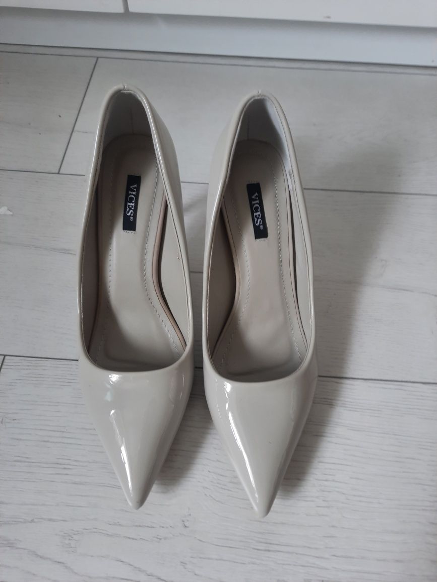 Buty na obcssie, szpilki rozmiar 39 NOWE niżży obcas