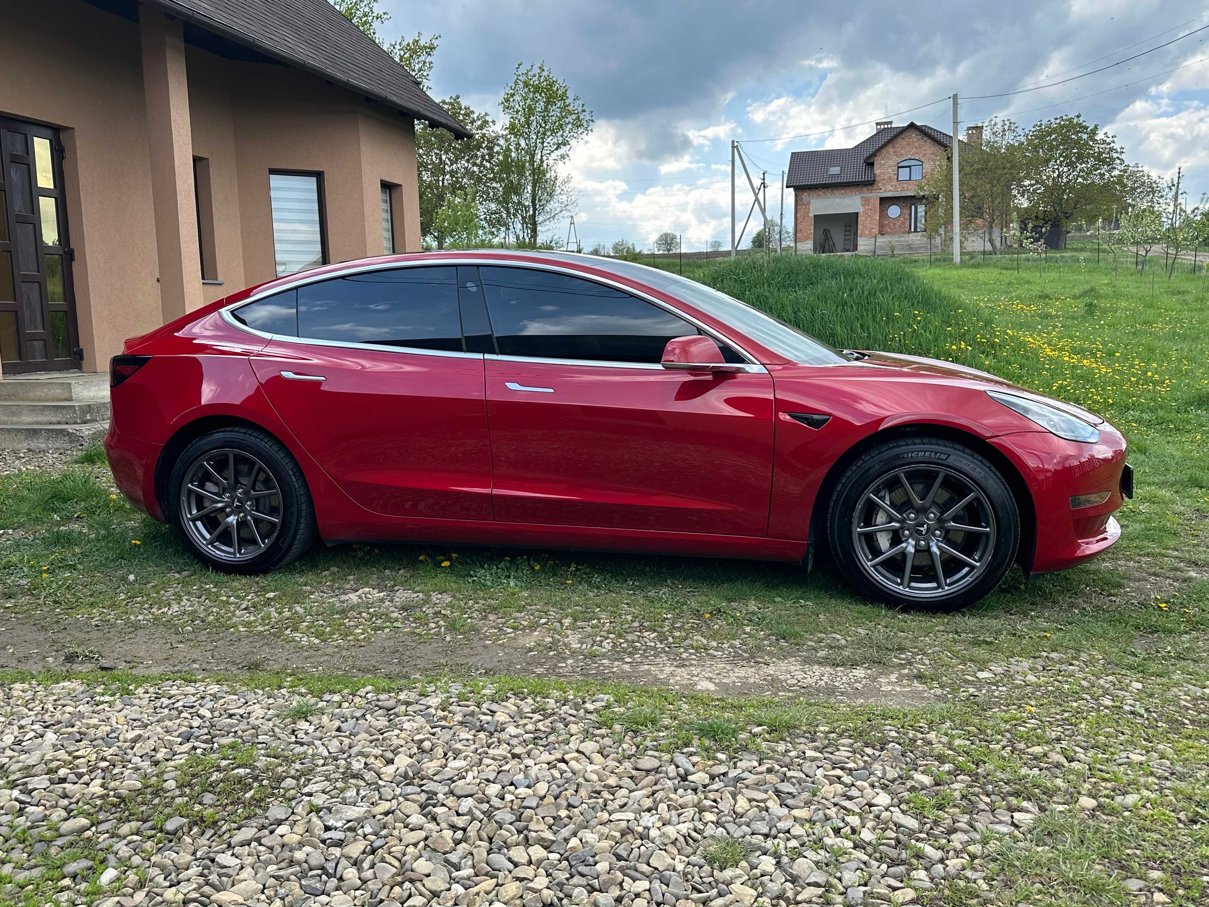 Автомобіль Tesla Model 3