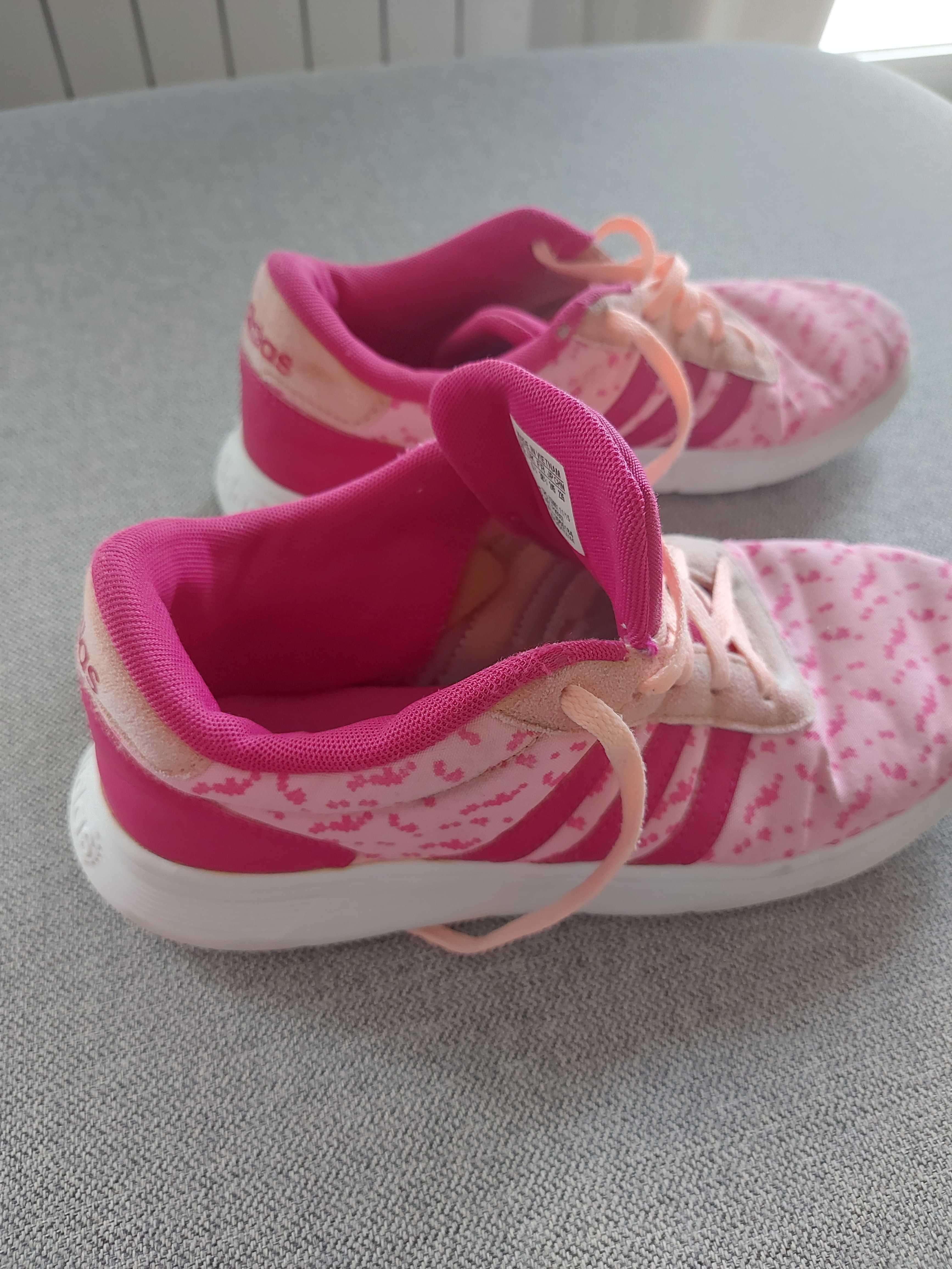 Vende-se Tenis Adidas de cor Rosa.