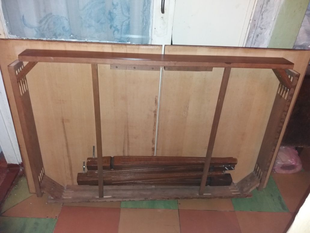 Продам стол для гостинной