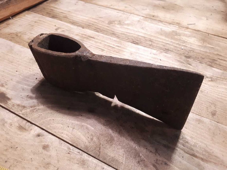 Stara solidna kuta siekiera