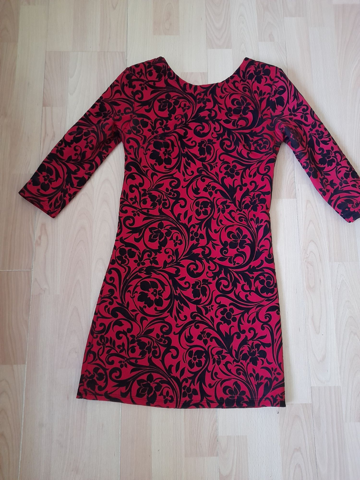 Dopasowana czerwona sukienka, czarny wytłaczany wzór