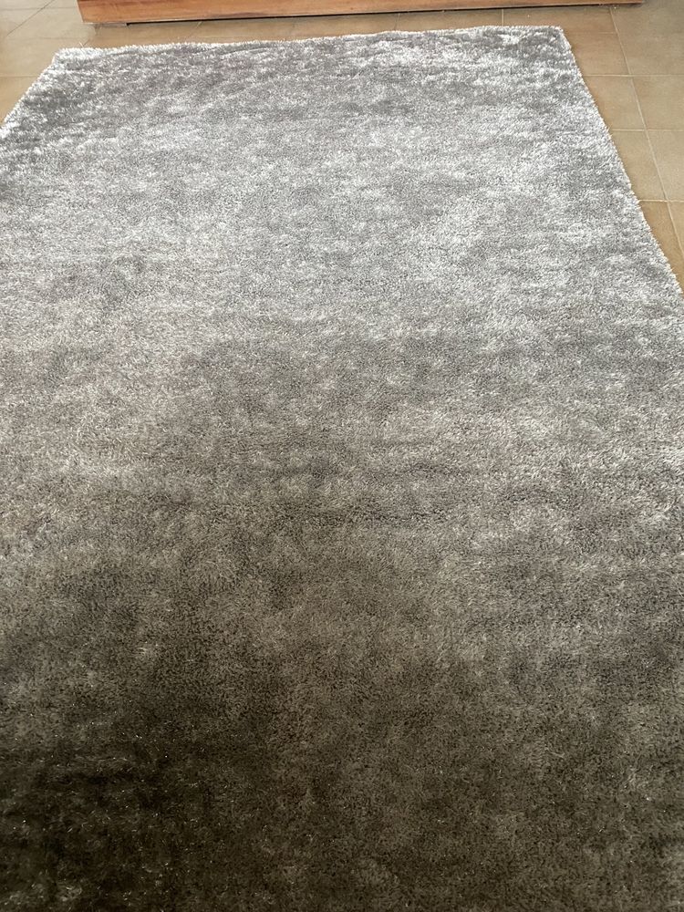 Carpete cinza completamente nova