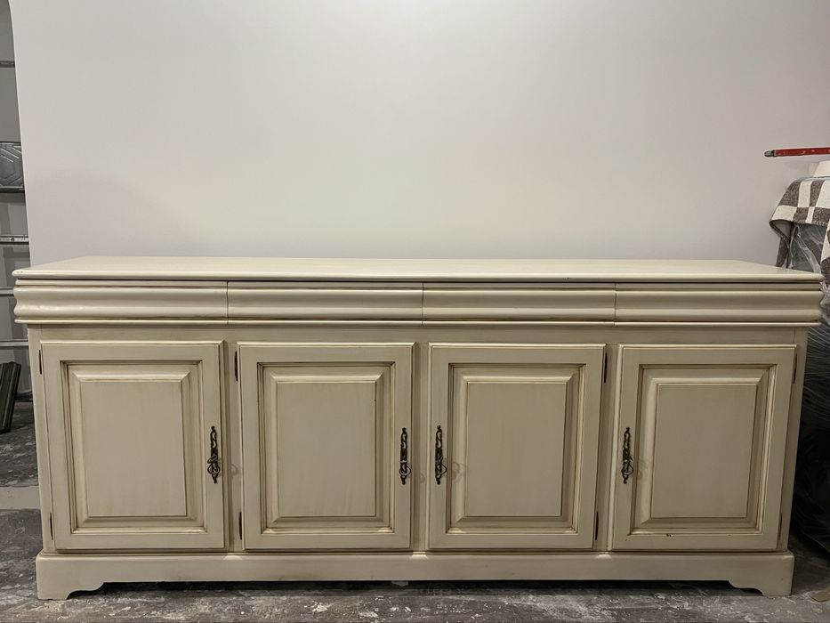 Móvel de madeira maciça lacado