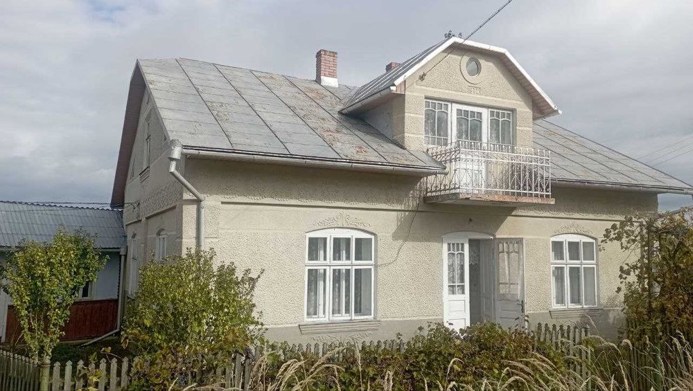 Продається житловий будинок з господарськими будівлями та спорудами.