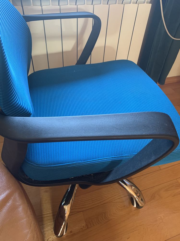 Fotel obrotowy niebieski