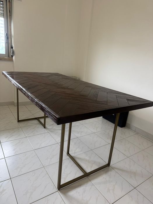 Mesa de jantar de madeira macissa