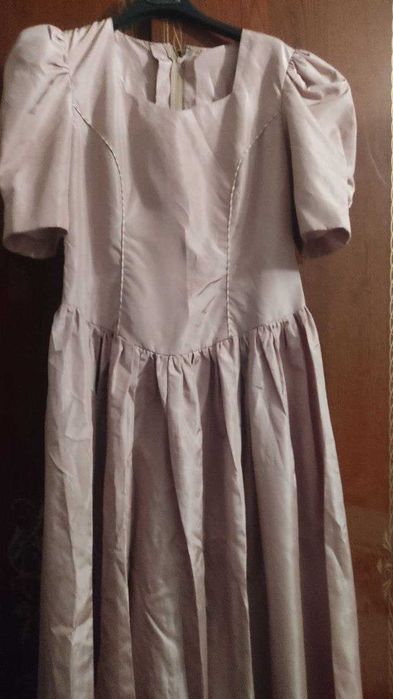 Платье светло-бежевое шелковое с бантом