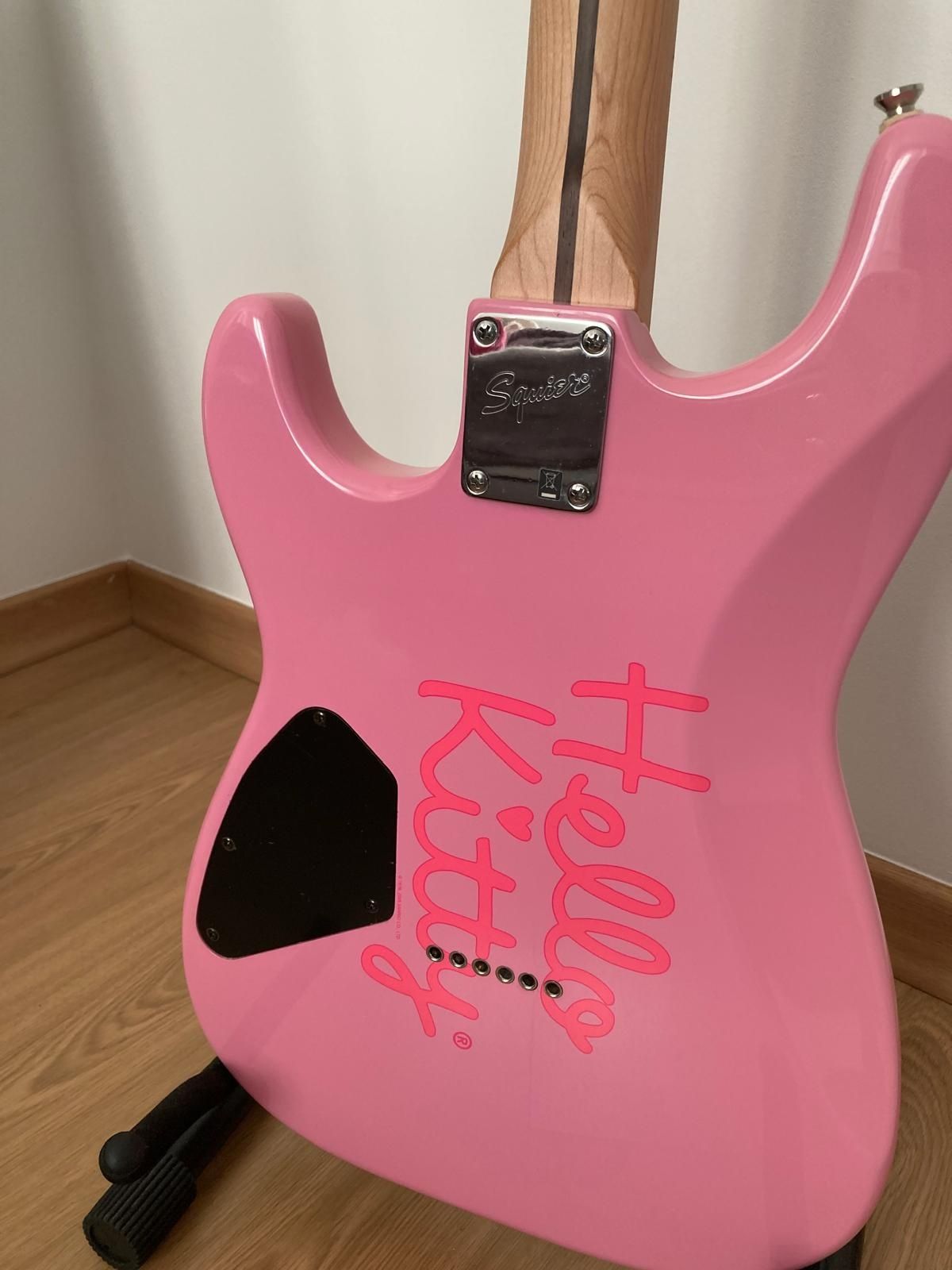Guitarra Fender Hello Kitty Stratocaster