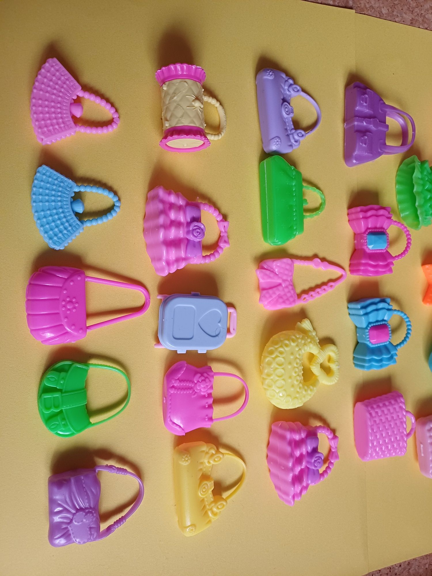 Barbie malas e carteiras, bonecas. 1,50€ cada