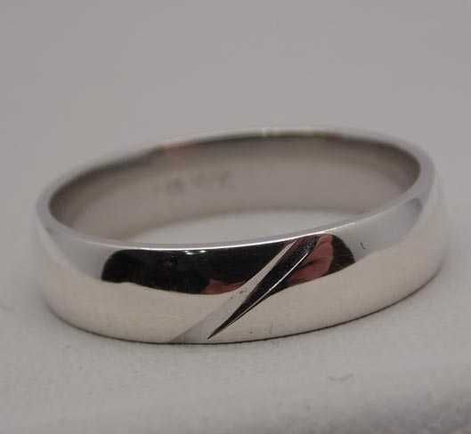 Srebrna półokrągła obrączka nacięcie na środku R.21. szerokość 4,9 mm.