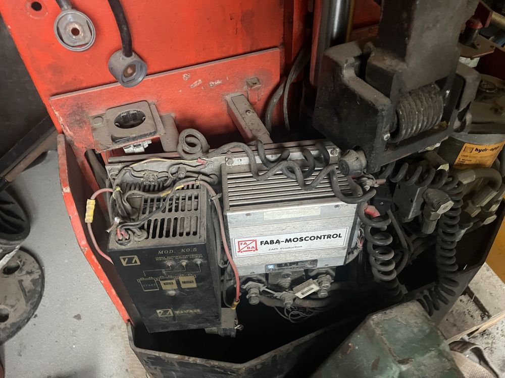 Wózek podnosnikowy elektryczyny paleciak uszkodzony
